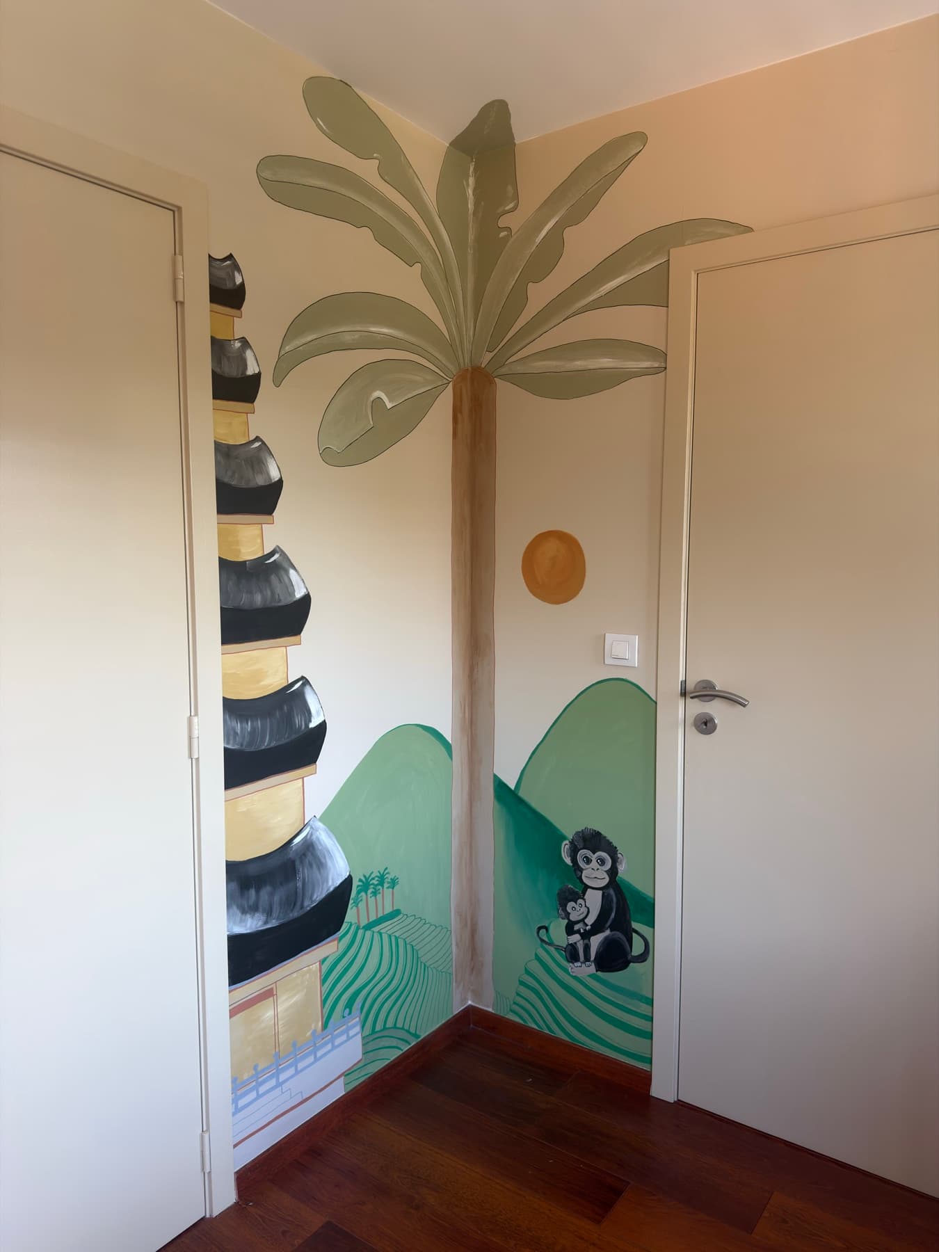 Fresque palmier et temple peinte à la main dans une chambre d'enfant