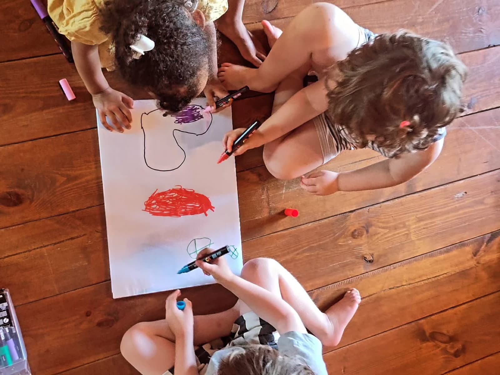 Des enfants dessinent ensemble pendant une séance